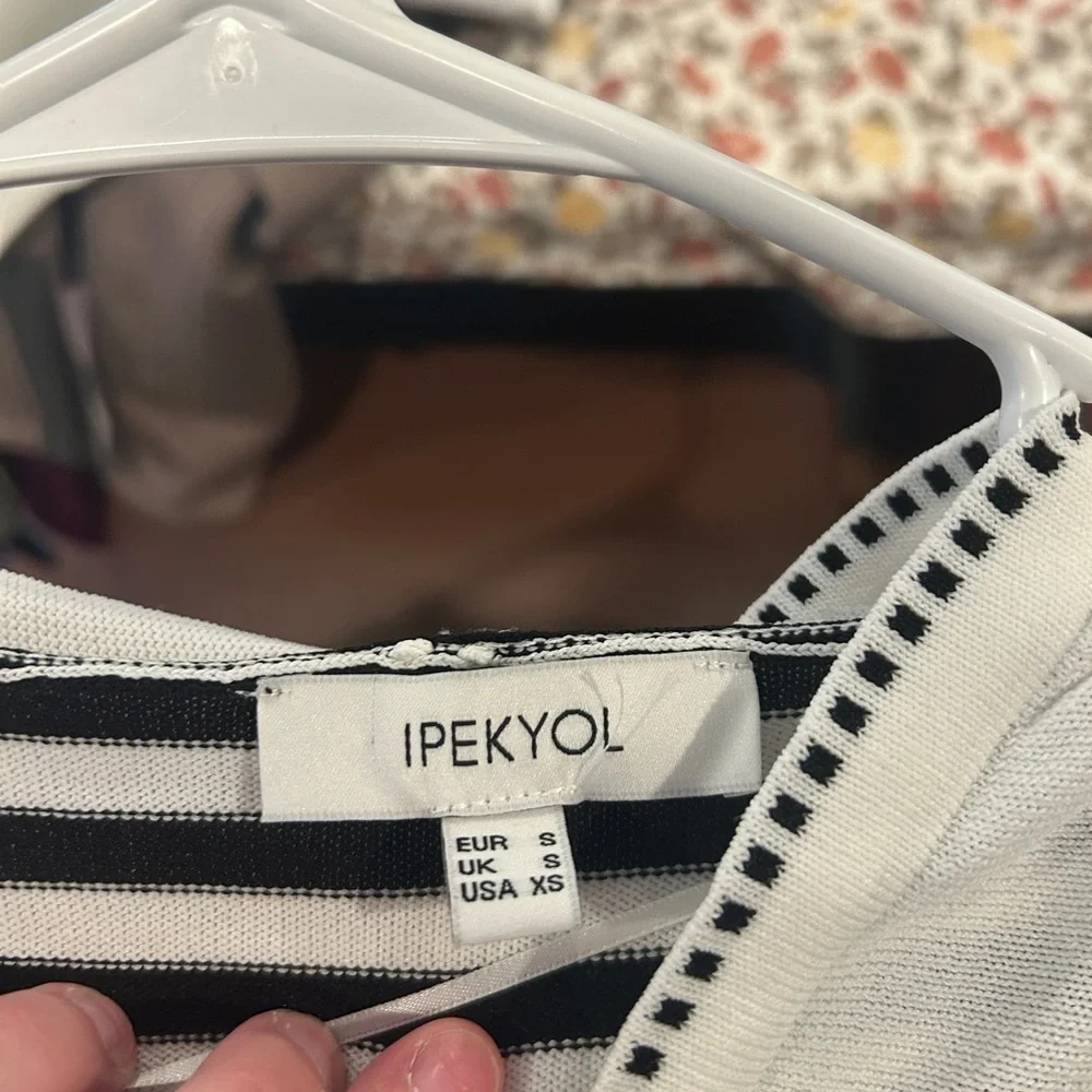 IPEKYOL Hoodied Sweater Size Extra Small Fits Like Medium